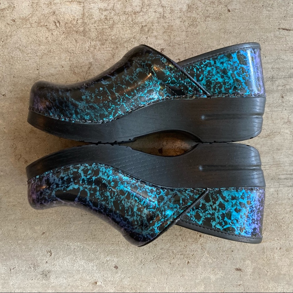 Dansko | Pewter Leopard Patent Professional Clogs - Picture 5 of 11